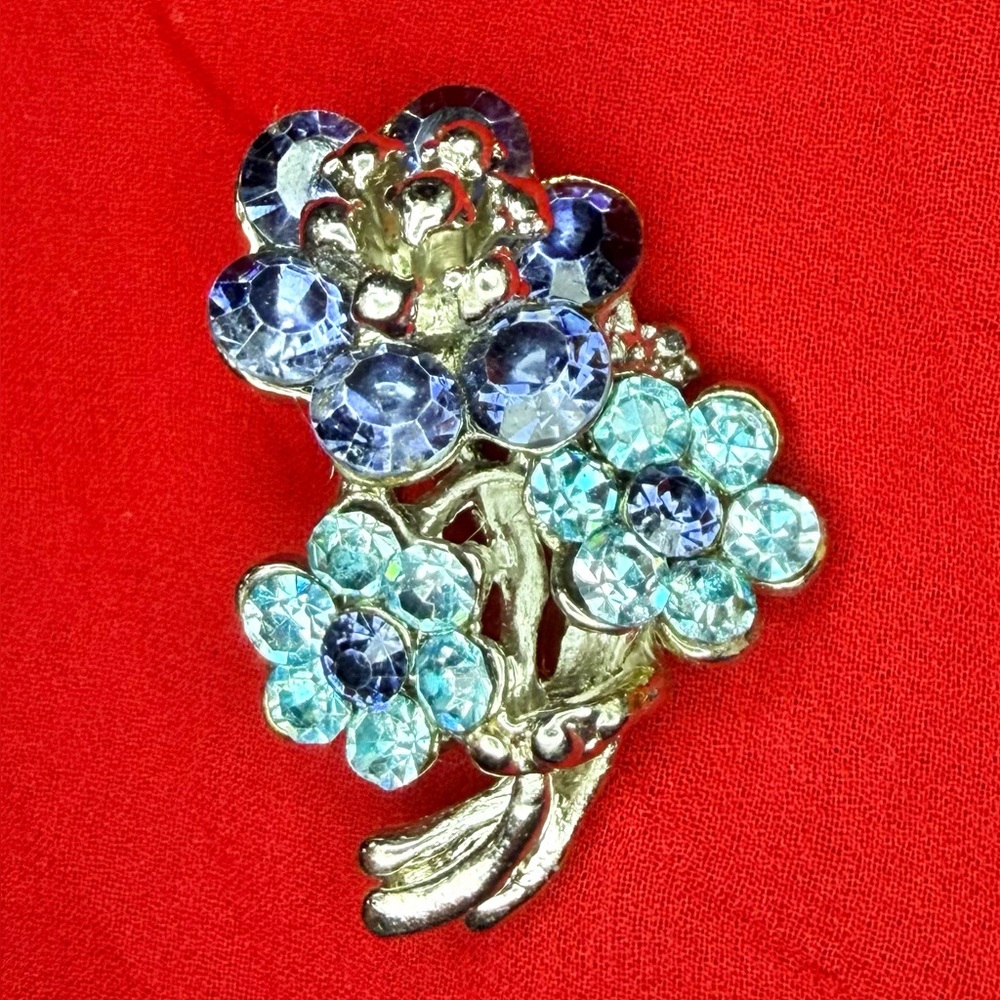 Vintage‎ Blue Floral Brooch tiny silver tone flower pin